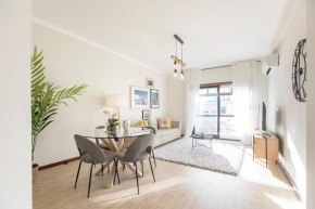 2BR Flat in Bonfim w/ AC & Balcony by LovelyStay